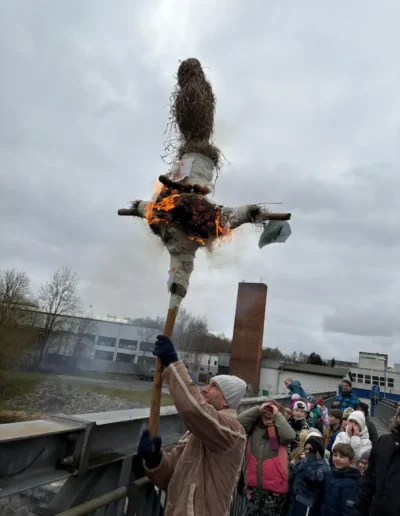 zapálená morena, kterou vhazují do řeky žáci waldorfské základní školy