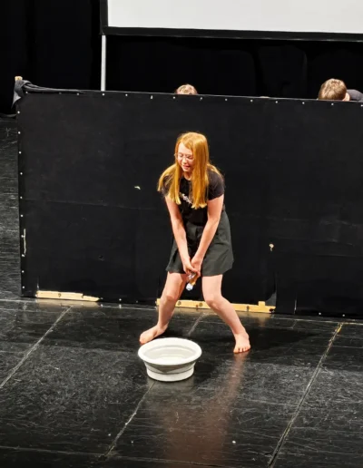 vystoupeni zaku waldorfske zakladni skoly v zapadoceskem divadle